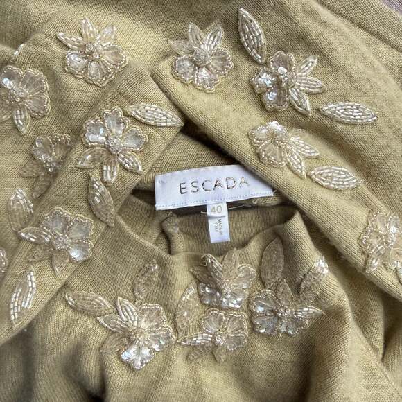 Luxurious Escada 2-Piece Set Beaded 100% Cashmere in Khaki